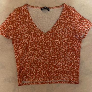 Rotes Top mit Blumenmuster