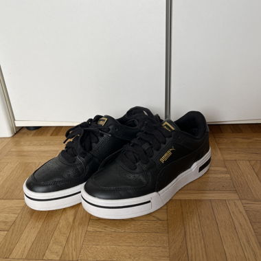 Schwarze Puma-Sneaker