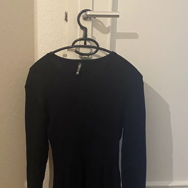 Robe noire courte manches longues