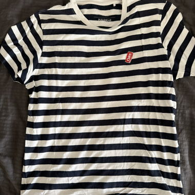 T-shirt a righe con patch Coke