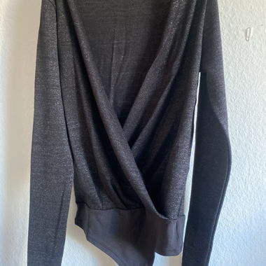 Glänzendes schwarzes Oberteil