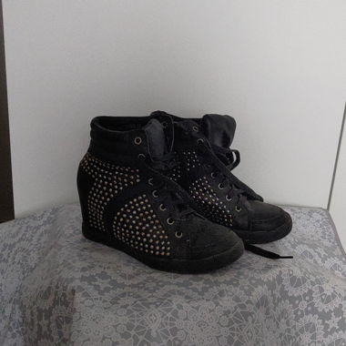 Sneakers mit Keilabsatz