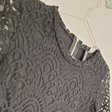 Schwarzes kurzes Kleid mit Spitze