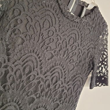 Schwarzes kurzes Kleid mit Spitze