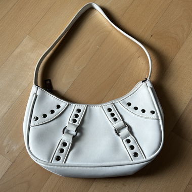 Sac bandoulière blanc avec rivets