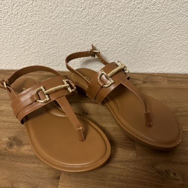 Braune Zehensandalen