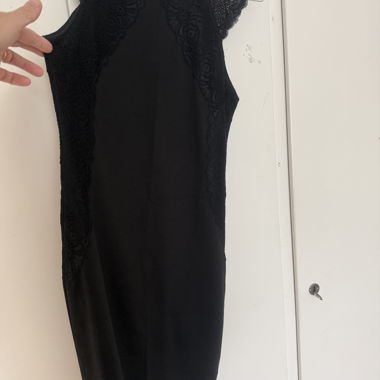 Schicker, schwarzer Kleid mit Spitze, L Neu