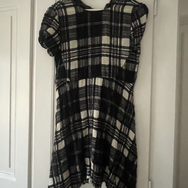 Robe en laine à carreaux noir et blanc