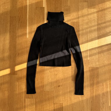 Maglione corto nero a collo alto coste MissGuided