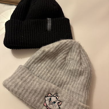 2x Mützen Schwarz und Grau