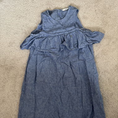 Blau gestreiftes Kleid mit Rüschen