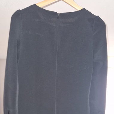 Schwarzes Kleid mit langen Ärmeln