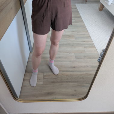 Dunkelbraune kurze Stoffhose