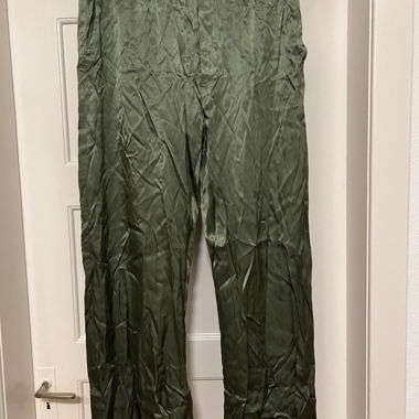 Hosen in Seidenoptik