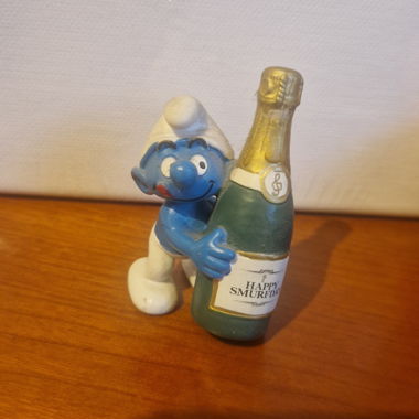 Schlumpf-Figur mit Flasche