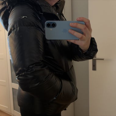 Piumino nero con cappuccio