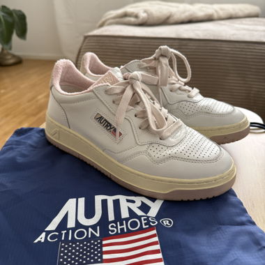 Autry weisse Sneaker mit Rosa-Details
