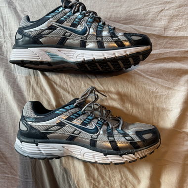 Nike P-6000 – Metallic Silver / Photo Blue  Gr. 44