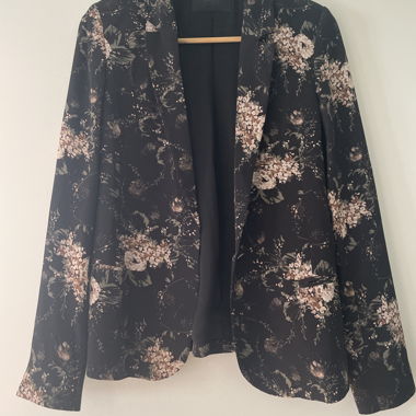Schwarzer Blazer mit Blumenmuster