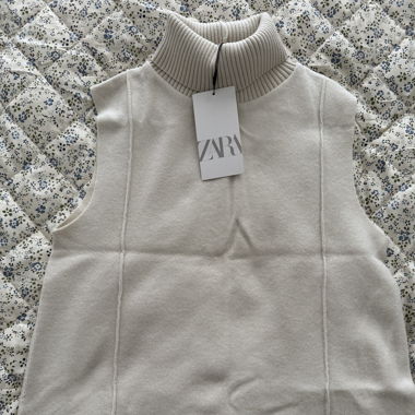 Beiger Pullover ohne Ärmel