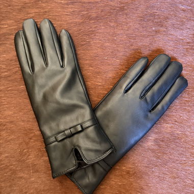 Schwarze Handschuhe aus Kunstleder