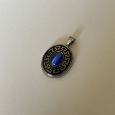 Blauer Anhänger