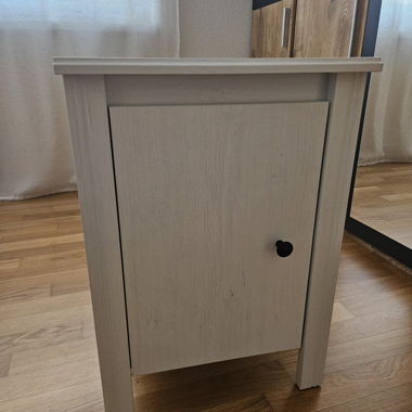 Table de nuit blanche avec porte