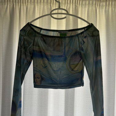 Top corto in mesh trasparente con design interessante