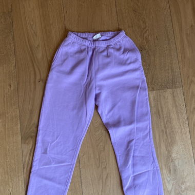 lila jogginghose