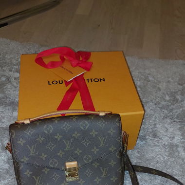 LV Pochete Metis