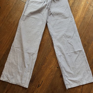 Gestreifte Hose mit weitem Bein