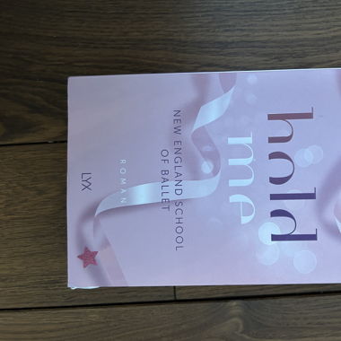 Buch „hold me“