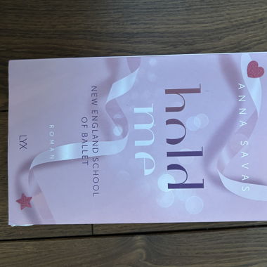 Buch „hold me“
