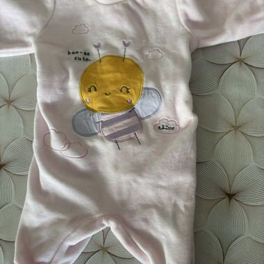 Rosa Baby-Pyjama mit Biene