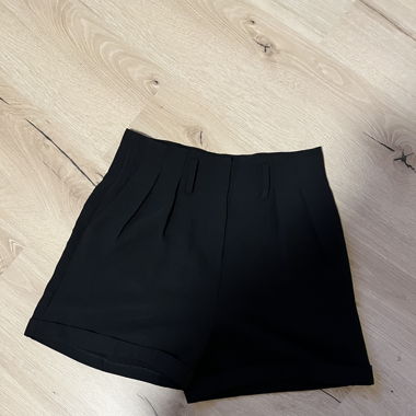 Kurze Stoffhose