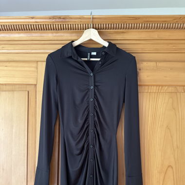 Schwarzes Kleid