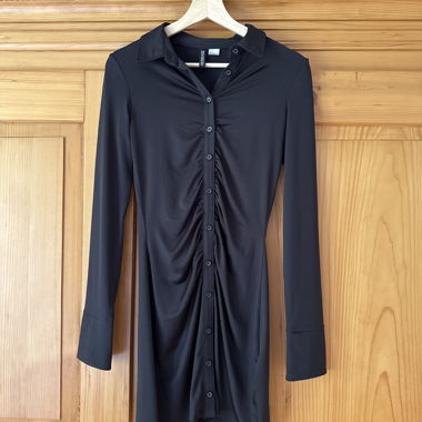 Schwarzes Kleid