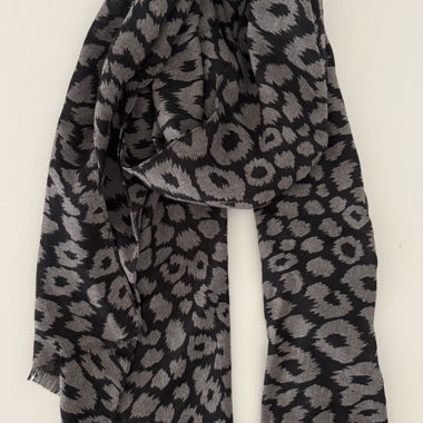 Grande écharpe noire avec motif léopard