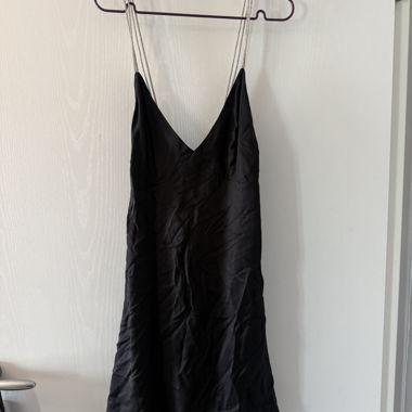 Robe noire à fines bretelles