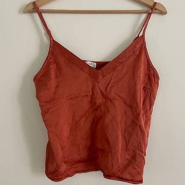 Haut en satin rouge à bretelles spaghetti