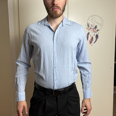 Camicia azzurra con bottoni