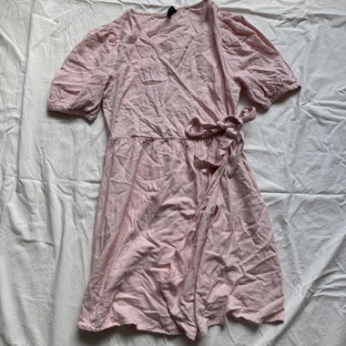 Rosa Kleid mit kurzen Ärmeln Wickeloptik