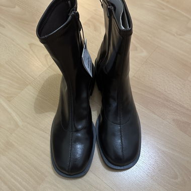 Bottes de femme noires avec fermeture éclair