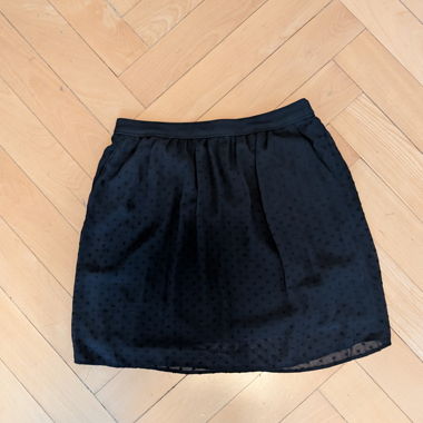 Schwarzer Minirock, gepunktetem Stoff 