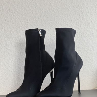 BLACK FULL SOCK HEELS