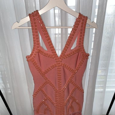 Lachsfarbenes Kleid