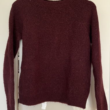 Bordeauxroter Strickpullover