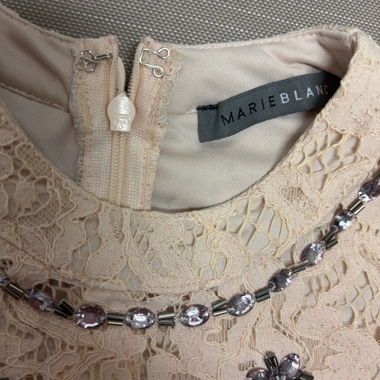 Abito in pizzo con perle