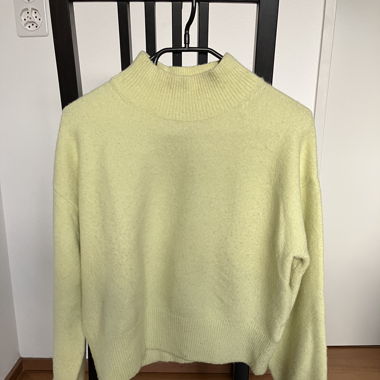 Strickpullover in grellem gelb