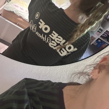 Schwarzes Langarm-Shirt mit Streifen